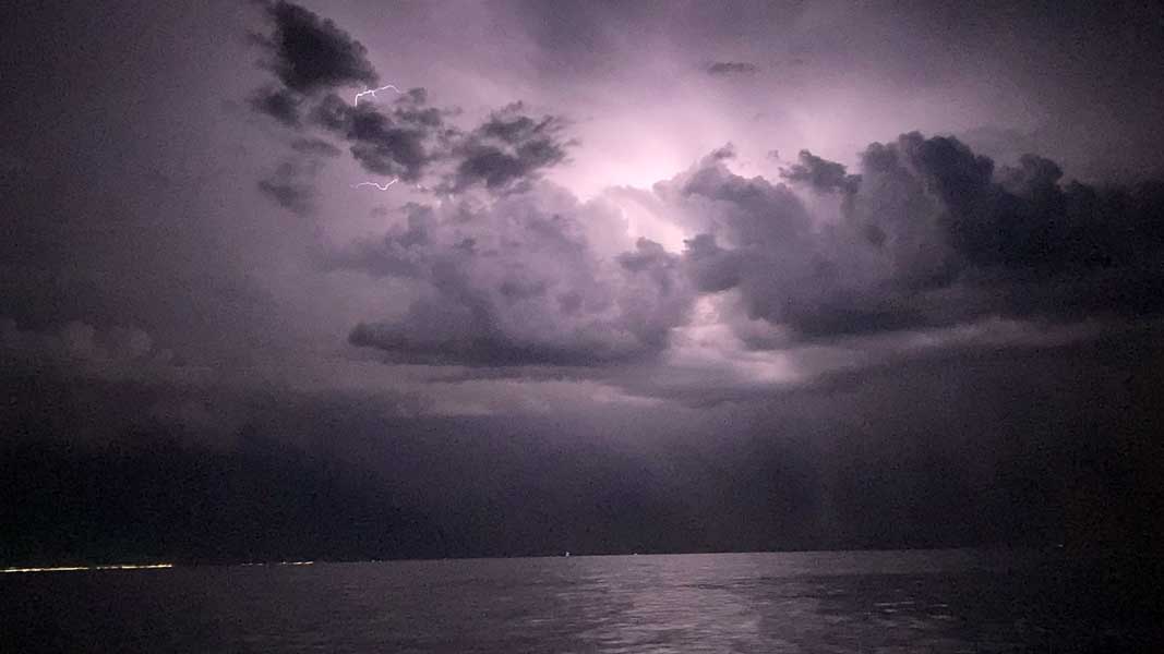 onweer-4 sailing_into_the_cannel