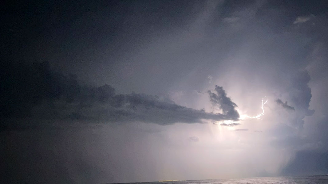 onweer-5 sailing_into_the_cannel