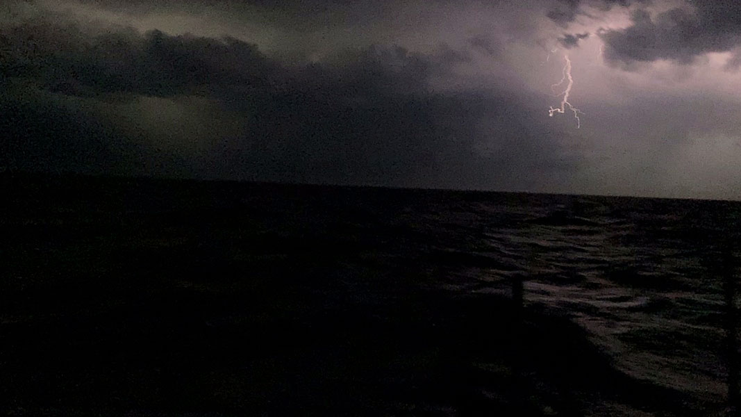 onweer-7 sailing_into_the_cannel